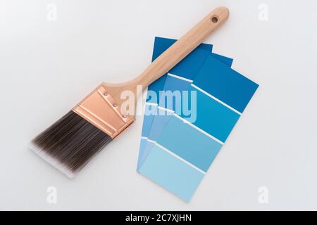 Foto von professionellen Pinsel mit konischen Rand und malen Beispielkarten auf weißem Hintergrund Stockfoto