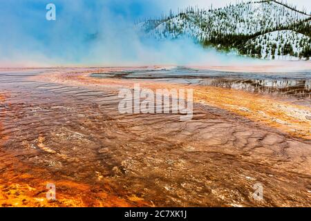 Bunte heiße Quelle und Geysir im Yellowstone Nationalpark Stockfoto