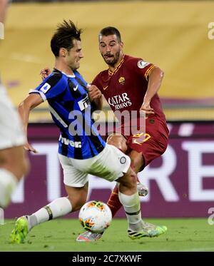 Rom, Italien. Juli 2020. LEONARDO Spinazzola (R) von Roma erzielt sein Tor bei einem Fußballspiel der Serie A zwischen Roma und FC Inter in Rom, Italien, am 19. Juli 2020. Quelle: Augusto Casasoli/Xinhua/Alamy Live News Stockfoto