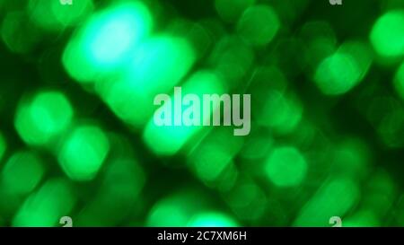 Abstrakter Hintergrund mit verschwommenen grünen Bokeh-Lichtern Stockfoto