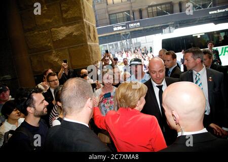 Angela Merkel, Bundeskanzlerin der Bundesrepublik Deutschland begrüßt einige deutsche Fans, die auf sie gewartet hatten, als sie nach der Auslieferung der abreist Stockfoto