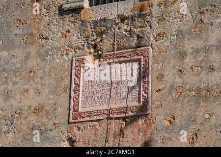 Eine geschnitzte Steintafel aus dem Jahr 1733 n. Chr. an der Vorderseite der kolonialen Kirche St. Peter der Apostel in Chapab de las Flores in Yucatan, Mexi Stockfoto