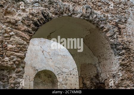 Die Ruinen der alten Kolonialkirche von San Francisco Asis im Dorf Kikil, Yucatan, Mexiko. Stockfoto