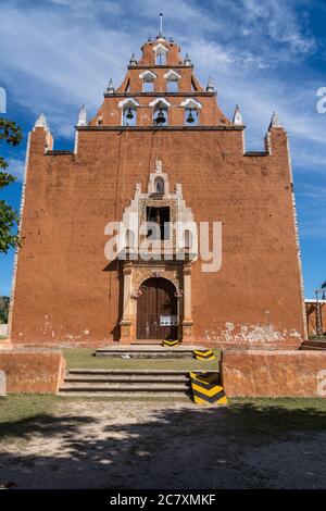 Die spanische Kolonialkirche der Jungfrau Maria von der Himmelfahrt, oder La Virgen de la Asuncion, wurde 1756 fertiggestellt und ersetzt eine ältere Kirche in der Maya Stockfoto