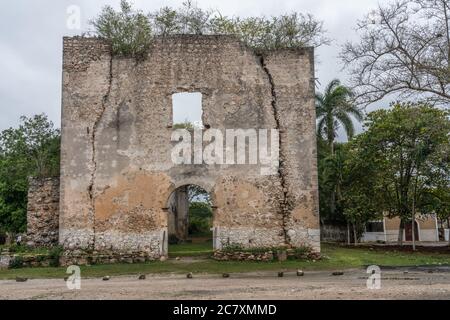Die Fassade der Ruinen der alten Kolonialkirche von San Francisco Asis im Dorf Kikil, Yucatan, Mexiko. Stockfoto