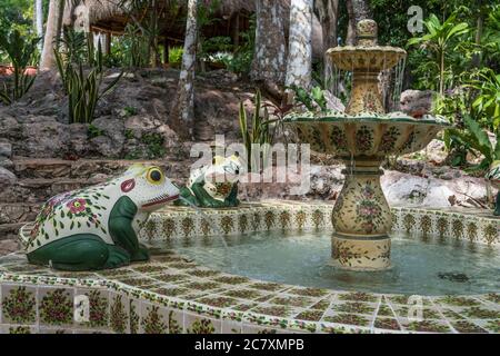 Ein gefliester Brunnen mit Keramikfröschen auf dem Gelände des Mayaland Hotel in Chichen Itza, Yucatan, Mexiko. Stockfoto