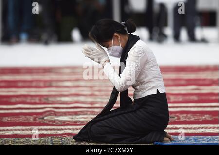 (200720) -- PEKING, 20. Juli 2020 (Xinhua) -- Myanmars Staatsrätin Aung San Suu Kyi, Tochter von General Aung San, zollt während einer Zeremonie anlässlich des 73. Märtyrertages in Yangon, Myanmar, am 19. Juli 2020 Tribut. Myanmar gedachte am Sonntag des 73. Märtyrertages inmitten des Ausbruchs der COVID-19, um gefallene Nationalhelden zu ehren, darunter General Aung San und acht andere, die 1947 ihr Leben für die Wiedererlangung der Unabhängigkeit des Landes geopfert haben. (Ye Aung Thu/Pool via Xinhua) Stockfoto