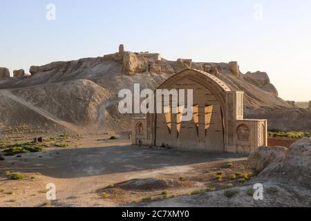 (200720) -- PEKING, 20. Juli 2020 (Xinhua) -- das Foto vom 18. Juli 2020 zeigt Taq-e-Bast, eine alte Stätte, die zerstört wurde, in Lashkar Gah, der Hauptstadt der Provinz Helmand im Süden Afghanistans. Hunderte von historischen Denkmälern, die alte Zivilisationen von Griechisch, Buddhismus und Islam repräsentieren, wurden entweder zerstört oder schwer beschädigt während des langwierigen Krieges und Bürgerkriegs in Afghanistan. Das afghanische Ministerium für Information und Kultur hat mit der National Development Company einen Vertrag über die Restaurierung von 12 historischen Denkmälern unterzeichnet. (Foto von Stockfoto