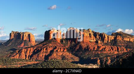 Cathedral Rock erhebt sich über einem Wald von Wacholder und Pinien von Nord Arizona in der Nähe von Sedona. Stockfoto