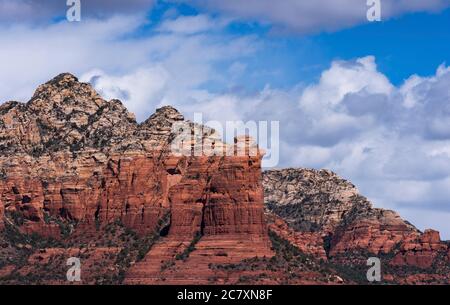 Coffee Pot Rock Formation im Coconino National Forest, Arizona. Die Red Rock Formationen ragen in dramatischer Formation über dem westlichen Sedona. Stockfoto