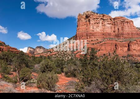 Red Rock Formationen werden entlang eines Wanderweges außerhalb von Sedona Arizona gesehen. Stockfoto