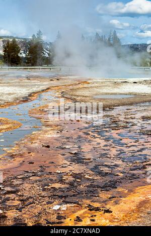 Weitwinkelansicht von Mammoth Hot Springs, Geysiren und Umgebung im Yellowstone National Park Stockfoto