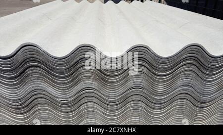 Asbestdach. Asbest-Zement Welle Dachbleche, Wellplatten, gestapelt auf Verkauf Stockfoto