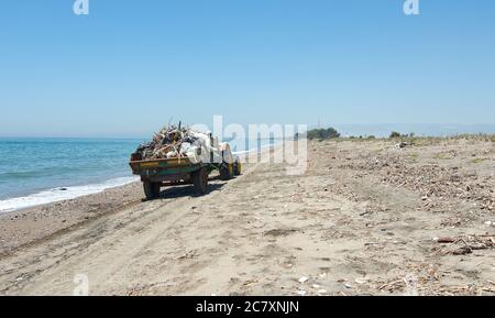 Spezieller LKW zum Sammeln von Abfall vom Strand Stockfoto