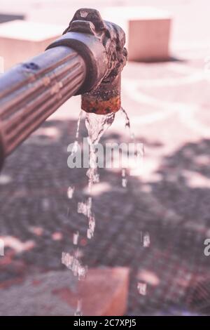 Nahaufnahme eines alten und dekorierten Stahlwasserhahns Für die Öffentlichkeit mit fließendem Wasser Stockfoto