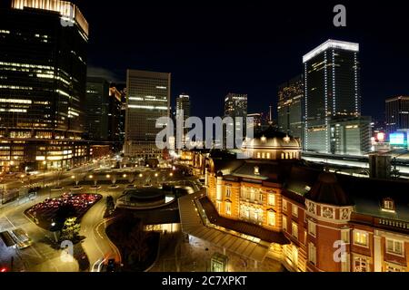 Berühmter Bahnhof in Tokio bei Nacht. Perspektive und Weitwinkel Stockfoto