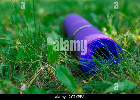 Yoga-Matte auf dem Rasen in einem Sommerpark Stockfoto