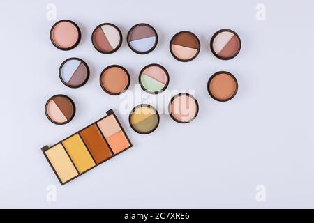 Set von Make-up Lidschatten Palette Kosmetik für Augen isoliert weißen Hintergrund Stockfoto