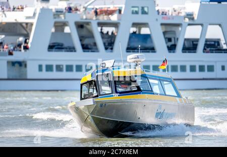 Norderney, Deutschland. Juli 2020. Die Schnellfähre Inselexpress der Reederei Norden-Friesland fährt auf der Nordsee im Wattenmeer vor der Fähre Friesia IV. Zwei kleine Schnellboote für jeweils maximal elf Passagiere werden künftig nach Juist fahren. Aufgrund ihres niedrigen Tiefgangs können die Schnellfähren Passagiere auch bei niedrigeren Wasserständen als die großen Fähren umleiten. Quelle: Hauke-Christian Dittrich/dpa/Alamy Live News Stockfoto