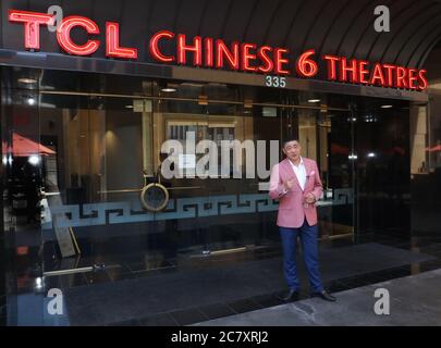 Hollywood, Kalifornien, USA. Juli 2020. TV-Moderator Joey Zhou gibt eine Einführung in seine COVID-19 Pandemie-Interviewshow außerhalb der TCL Chinese 6 Theatres in Hollywood, Kalifornien. Die Kinos sind wegen der COVID-19-Coronavirus-Pandemie derzeit geschlossen. Joey Zhou ist Gastgeber der "Zhou Zheng Show" und Gründer von Beverly Arts und der Beverly News. Sheri Determan/Alamy.com Stockfoto