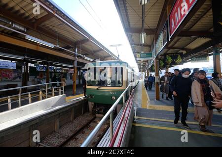 Zug Ankunft in Kamakura Bahnhof. Terminal-Station der Enoshima Electric Railway. Touristen zu Fuß auf Plattform Stockfoto