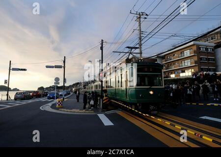 Zug der Enoshima Electric Railway durch Bahnübergang in der Nähe von Kamakurakokomae Station. Berühmte Szene in Cartoon Slam Dunk. Stockfoto