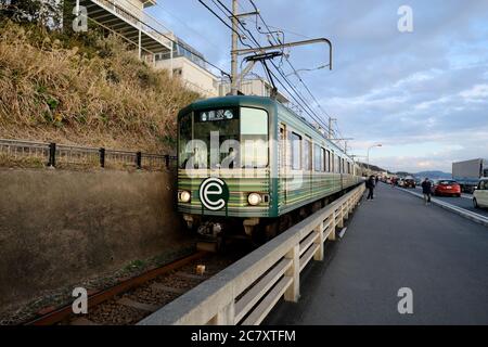 Zug der Enoshima Electric Railway in der Nähe der Kamakurakokomae Station. Perspektive Stockfoto