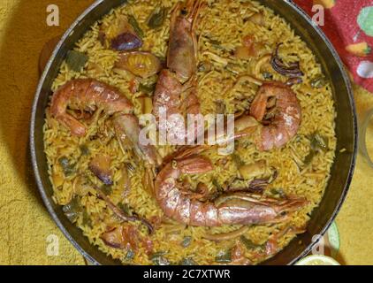 Blick von oben auf die traditionelle spanische köstliche Paella Stockfoto