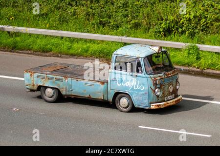 1975 70s Blue Rusty Modified VW Volkswagen T1 Flat bed Truck Old als Speed Shop; rostige Oldtimer, geschätzter Veteran, seltene restaurierte Oldtimer, Sammlermotoren, Vintage-Erbe, alte erhaltene, ungewöhnliche Sammlerstücke deutscher Autos auf Großbritanniens Straßen, Van-Umbauten. Stockfoto