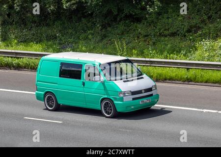 2001 grün weiß VW Volkswagen Transporter TDI SWB; Touring Caravans and Motorhomes, Wohnmobil auf britischen Straßen, Wohnmobil Freizeitfahrzeug, Familienurlaub, Caravanette Urlaub, Caravan Urlaub, van Umbauten, autohome, Oldtimer, geschätzt Veteran, restaurierte alte Timer, Sammlermotoren, Vintage-Erbe, alt erhalten, Sammlerstück, Wohnmobil auf der Straße UK Stockfoto