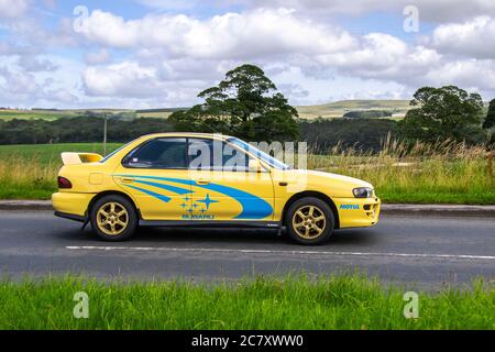 2000 gelb blau Subaru Impreza Sport Special AWD; Fahrzeuge, die Fahrzeuge bewegen, Autos, die Fahrzeuge auf britischen Straßen fahren, Motoren, die auf dem Autobahnnetz der Autobahn M6 fahren. Stockfoto