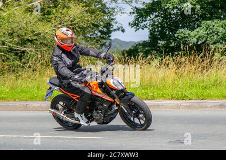 2018 orange KTM 125 Duke 18; Motorradfahrer; Zweiradtransport, Motorräder, Fahrzeug, Straßen, Motorräder, Motorradfahrer fahren in Chorley, UK Stockfoto
