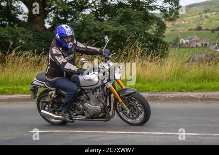 2018 Norton Motorrad Fahrer; zwei Rädern Transport, Motorräder, Fahrzeug, Straßen, Motorräder, Radfahrer fahren in Chorley, Großbritannien Stockfoto