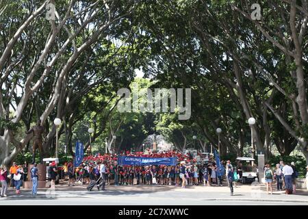 Tausende von Schulkindern versammeln sich im Hyde Park North zum Start der Gurung Parade, die das größte indigene Festival von Sydney Corr startet Stockfoto