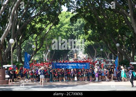 Tausende von Schulkindern versammeln sich im Hyde Park North zum Start der Gurung Parade, die das größte indigene Festival von Sydney Corr startet Stockfoto