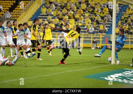 Michael Olunga (14) von Kashiwa Reysol schießt am 18. Juli 2020 in Kashiwa, Chiba, Japan, beim 2020 J.LEAGUE Division 1-Spiel zwischen Kashiwa Reysol und Shonan Bellmare im Kashiwa Stadium ein Tor. Quelle: FAR EAST PRESS/AFLO/Alamy Live News Stockfoto