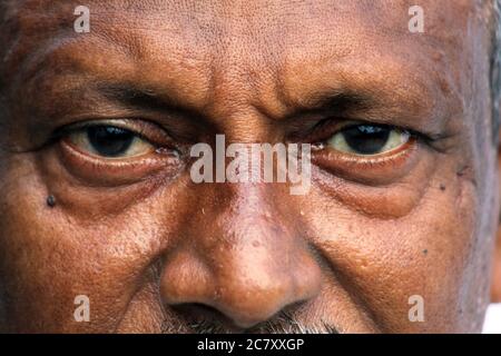 Ältere indische Mann Augen und Falten auf der Haut close view. Stockfoto