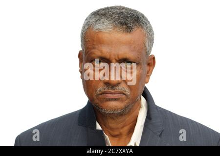 Wütend, traurig oder besorgt suchen Senior Indian Mann Gesicht Porträt auf weißem Hintergrund. Stockfoto