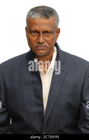 Älterer indischer Mann beschnitten Porträt Ansicht mit wütend oder traurig Ausdruck auf weißem Hintergrund. Stockfoto