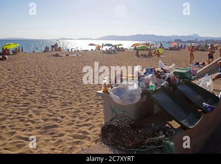 Palma De Mallorca, Spanien. Juli 2020. Volle Mülltonnen stehen am Strand von El Arenal. Während die Restaurants auf Party Miles auf Mallorca geschlossen sind, sind die Strände noch offen. Quelle: Clara Margais/dpa/Alamy Live News Stockfoto