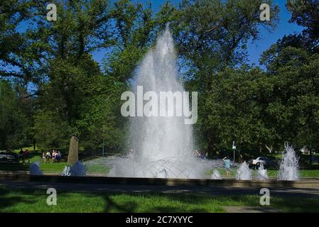 Melbourne, VIC / Australien - Dez 23 2018: Brunnen mit einigen Leuten am sonnigen Sonntagnachmittag Stockfoto