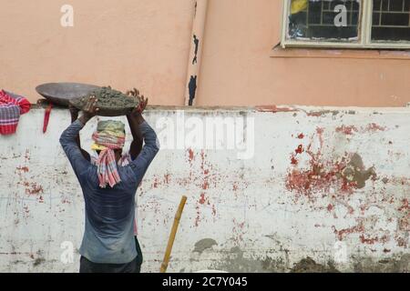Kolkata, Westbengalen/Indien - Juli 2020: Wanderarbeiter und lokale Arbeiter arbeiten für die Bauindustrie in Barasat, N.24 Parganas. Stockfoto