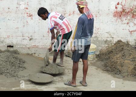 Kolkata, Westbengalen/Indien - Juli 2020: Wanderarbeiter und lokale Arbeiter arbeiten für die Bauindustrie in Barasat, N.24 Parganas. Stockfoto
