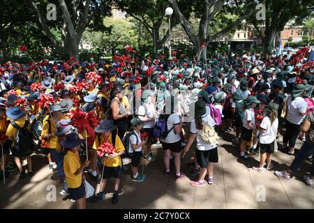 Tausende von Schulkindern versammeln sich im Hyde Park North zum Start der Gurung Parade, die das größte indigene Festival von Sydney Corr startet Stockfoto