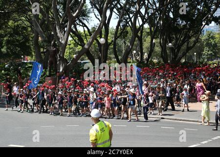 Tausende von Schulkindern verlassen den Hyde Park North und nehmen an der Gurung Parade Teil, die das größte indigene Festival von Sydney, Corroboree, startet. Stockfoto