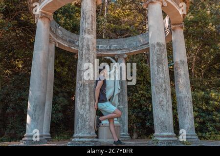 Mann, der sich auf die Säulen im Jardins de Joan Maragall in Barcelona, Spanien lehnt Stockfoto