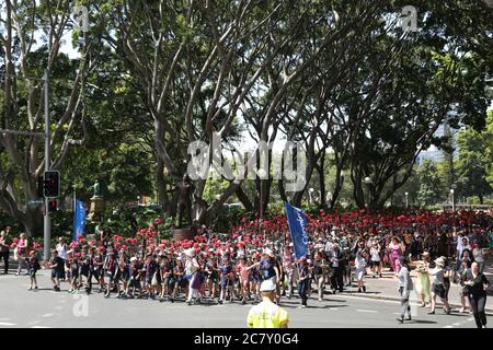 Tausende von Schulkindern verlassen den Hyde Park North und nehmen an der Gurung Parade Teil, die das größte indigene Festival von Sydney, Corroboree, startet. Stockfoto