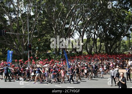 Tausende von Schulkindern verlassen den Hyde Park North und nehmen an der Gurung Parade Teil, die das größte indigene Festival von Sydney, Corroboree, startet. Stockfoto