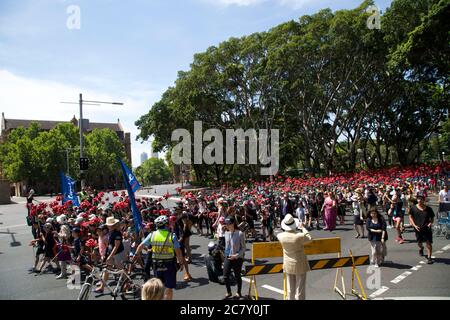 Tausende von Schulkindern verlassen den Hyde Park North und nehmen an der Gurung Parade Teil, die das größte indigene Festival von Sydney, Corroboree, startet. Stockfoto