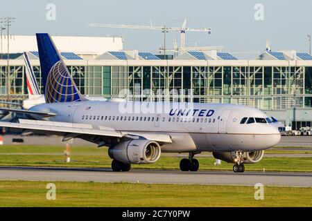 Richmond, British Columbia, Kanada. Juli 2020. Ein Airbus A319 (N845UA) von United Airlines landet auf dem internationalen Flughafen Vancouver. Kredit: Bayne Stanley/ZUMA Wire/Alamy Live Nachrichten Stockfoto